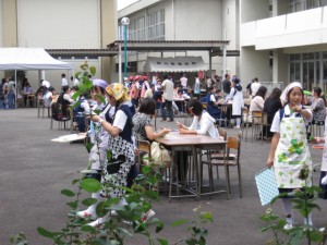 中庭の食堂