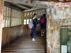 さざえ堂内部