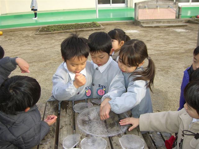 氷って冷たいね！